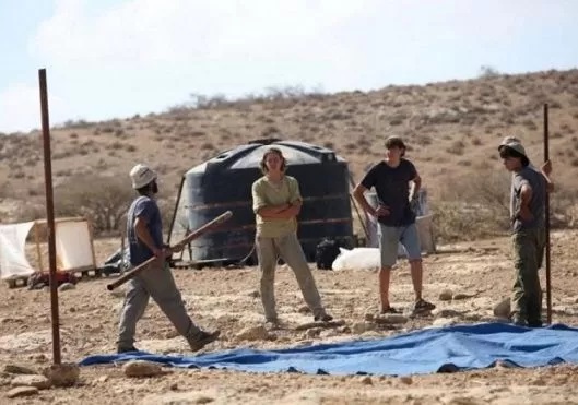 مستوطنون يسيجون أراضي زراعية في الأغوار الشمالية تمهيدا للاستيلاء عليها